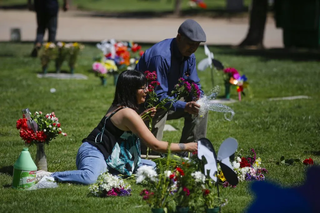 Santiago, 31 de octubre de 2022
Día de todos Los Santos la gente se adelanta a visitar a sus deudos un día antes, venta de flores se mantiene en sus precios en cementerio parque del sendero de San Bernardo 
Juan Eduardo Lopez/Aton Chile
