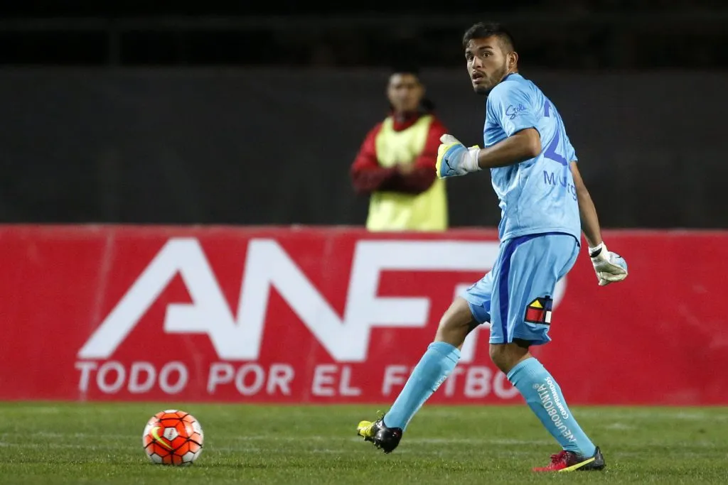 Miguel Vargas en acción por la Universidad Católica, donde jugó un partido oficial. (Andrés Piña/Photosport).
