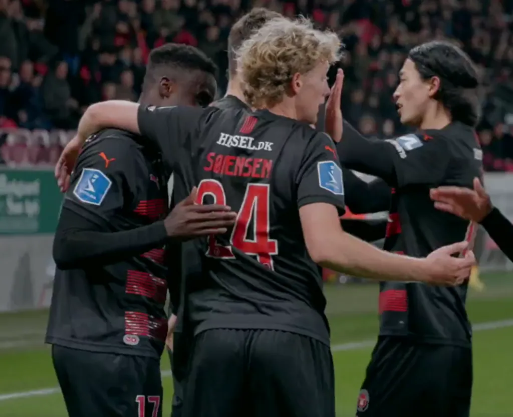 El saludo de Cho-Gue Sung a Darío Osorio. (Foto: FC Midtjylland).