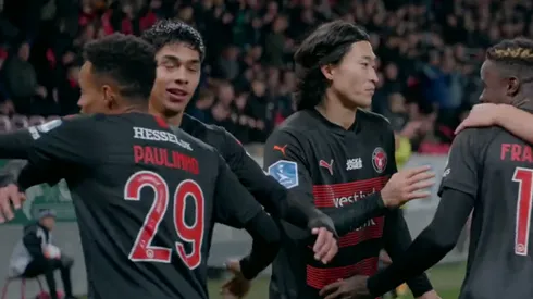 Darío Osorio recibe las felicitaciones de Paulinho y del surcoreano Cho Gue-Sung tras su segundo gol en Dinamarca.