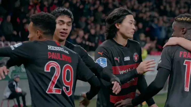 Darío Osorio recibe las felicitaciones de Paulinho y del surcoreano Cho Gue-Sung tras su segundo gol en Dinamarca.
