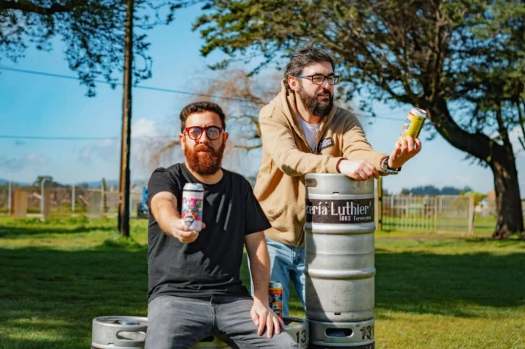 Carlos Carrasco (izquierda) lanzará un libro sobre la cerveza