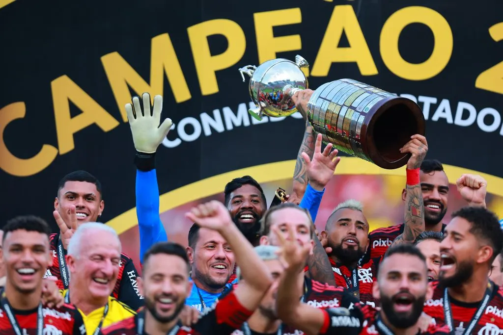 Arturo Vidal con el trofeo de la Copa Libertadores que conquistó Flamengo ante Athletico PR, su actual club. (Buda Mendes/Getty Images).