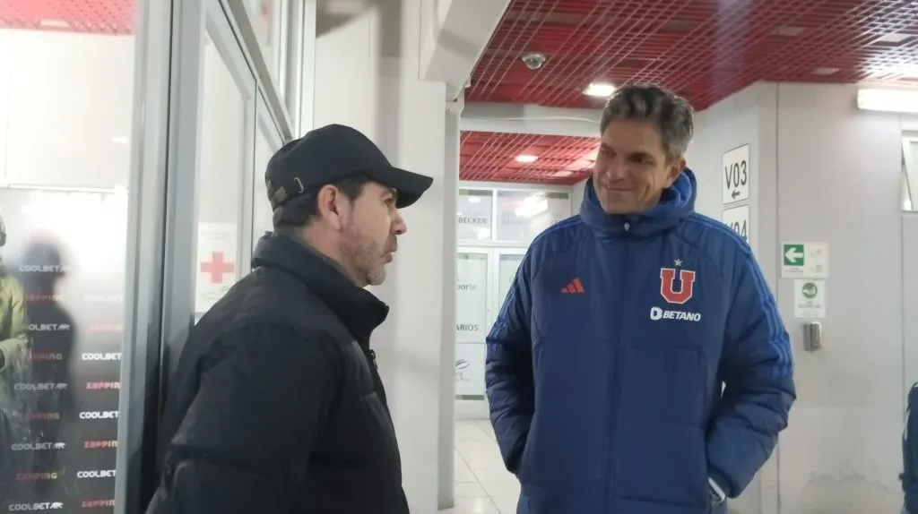 Pellegrino conversó con Marcelo Salas en el amistoso en Temuco. Foto: Emisora Bullanguera.
