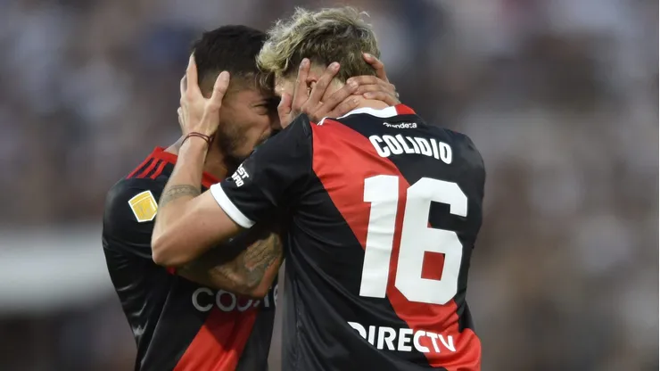 Paulo Díaz y Facundo Colidio celebran el empate de River Plate.