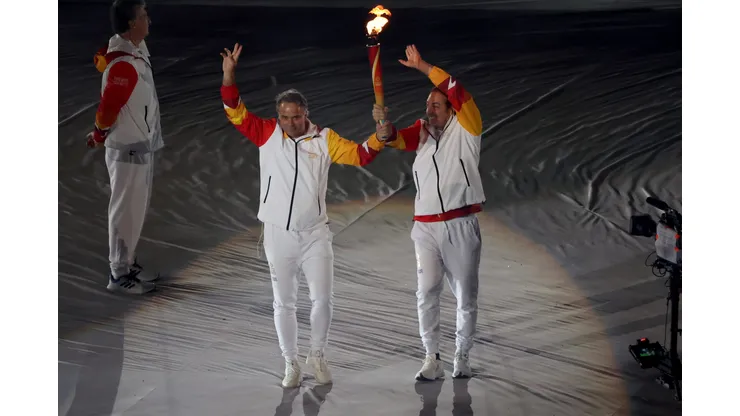 SANTIAGO, CHILE – OCT 20: Fernando Gonzalez (izq), y Nicolas Massu (der), encienden la llama Panamericana durante la Ceremonia de inauguración de los Juegos Panamericanos Santiago 2023 en el Parque Estadio Nacional el 20 de octubre en Santiago, Chile. / Fernando Gonzalez (left) and Nicolas Massu (right) light the Pan American flame during the Opening Ceremony of the Santiago 2023 Pan American Games at the Parque Estadio Nacional on October 20 in Santiago, Chile. (Foto de Marcelo Hernandez/Santiago 2023 vía Photosport).