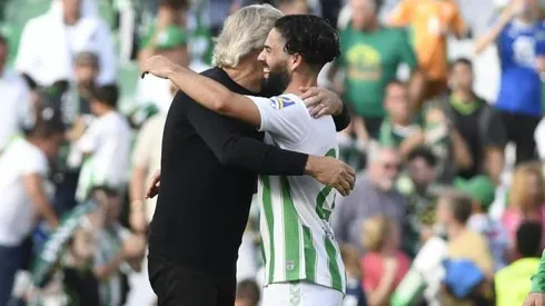 Manuel Pellegrini abrazó con fuerza a Isco tras darle el triunfo al Betis.