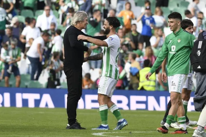 Manuel Pellegrini festejó con todo el agónico gol de Isco en Betis. Foto: Kiko Hurtado, El Desmarque.