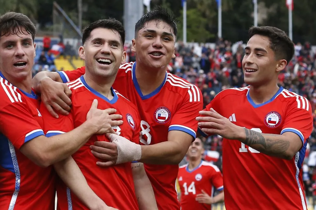 Lucas Assadi, Damián Pizarro y Clemente Montes celebran al goleador César Fuentes. (Raul Zamora/Santiago 2023 via Photosport).
