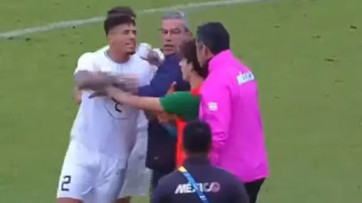 Así de caldeado terminó el ambiente entre Uruguay y México. Alan Saldivia fue uno de los más enfurecidos.