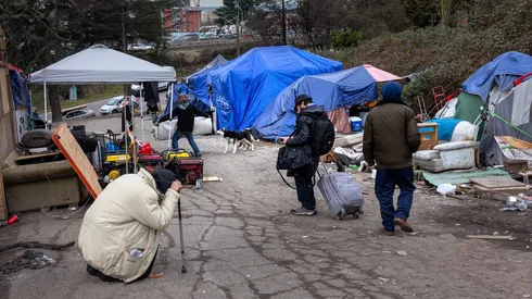 Residentes de un campamento de personas sin hogar caminan luego de consumir fentanilo (marzo de 2022 en Seattle, Washington)