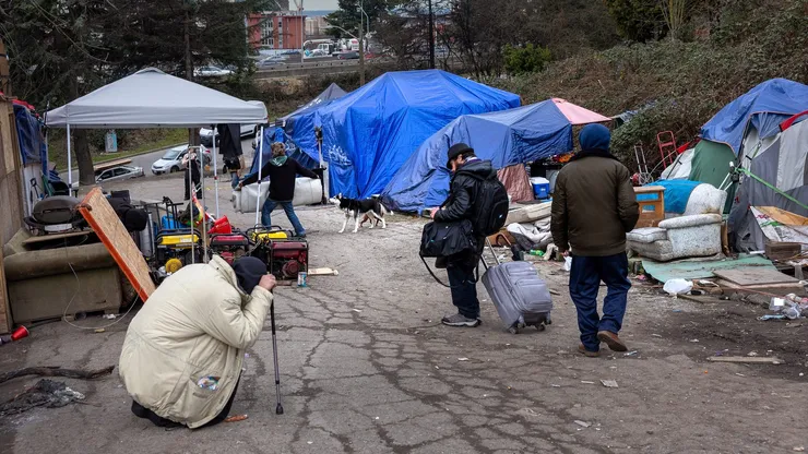 Residentes de un campamento de personas sin hogar caminan luego de consumir fentanilo (marzo de 2022 en Seattle, Washington)