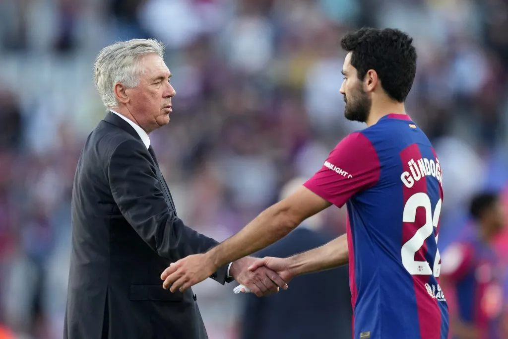 El saludo de Ilkay Gündogan con Carlo Ancelotti, el DT del Real Madrid. (Alex Caparros/Getty Images)