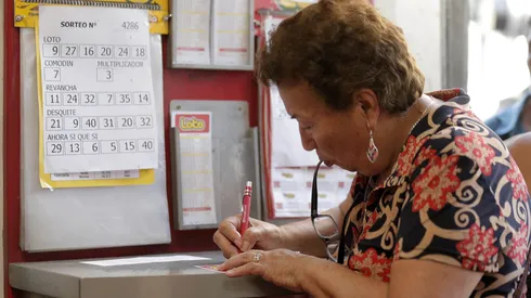 Una persona jugando al Loto