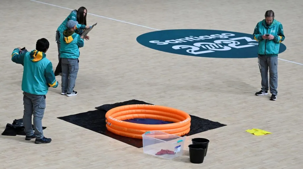 La gotera que obligó a suspender el Balonmano Femenino en Santiago 2023 (Photosport)