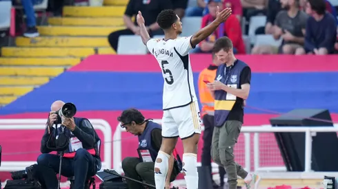 Jude Bellingham celebrando, impertérrito, ante la mirada de los hinchas del Barcelona.