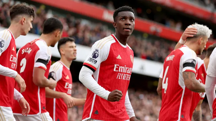 Eddie Nketiah celebra con sus compañeros.