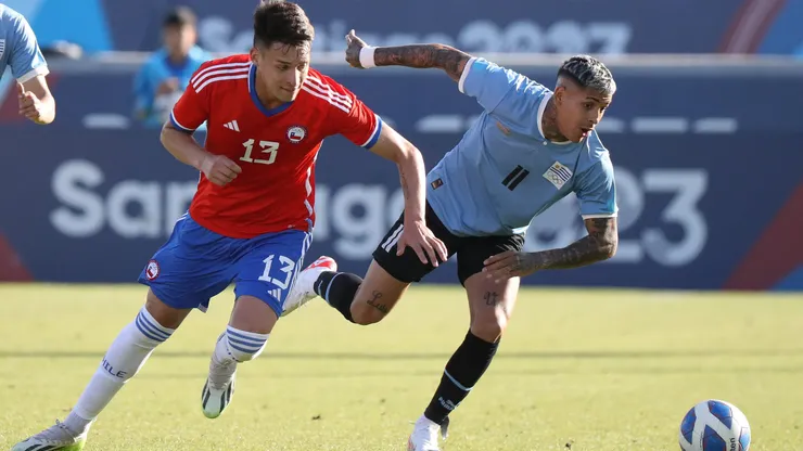 Alfred Canales sacó aplausos de los históricos tras el triunfo de la Roja ante Uruguay.