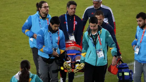 Felipe Loyola salió en camilla del duelo entre Chile y Uruguay, y tuvo que ser trasladado a Santiago.