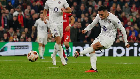 Suazo se pierde un gol increíble y solo frente al arco: fea derrota de Toulouse contra Liverpool.