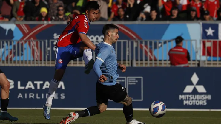 Aravena puso en ventaja a Chile ante Uruguay con un golazo.