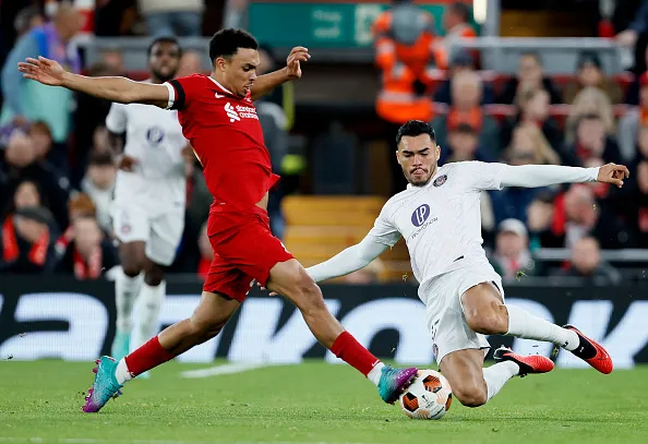 Increíble farra de Gabriel Suazo solo frente al arco del Liverpool.