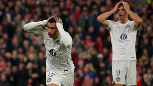 ¡Suazo se agarra la cabeza!