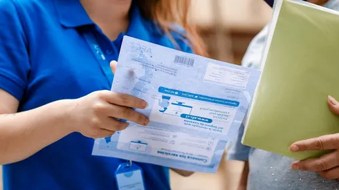 Afiliado revisando su cartola del Seguro de Cesantía.