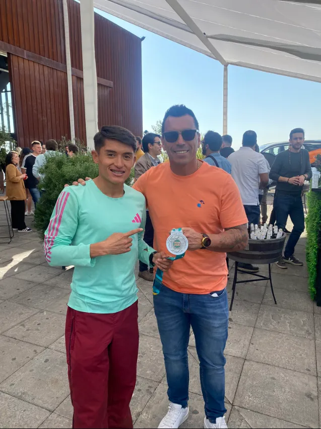 La foto de Hugo Catrileo con Esteban Paredes. (Captura Twitter).