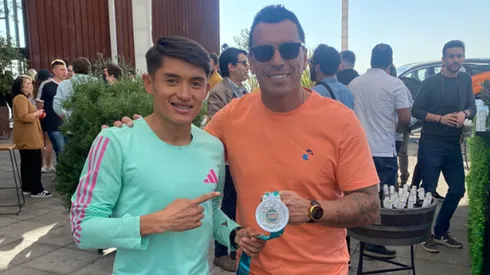 Hugo Catrileo luce la medalla de plata que conquistó en Santiago 2023 junto a Esteban Paredes.