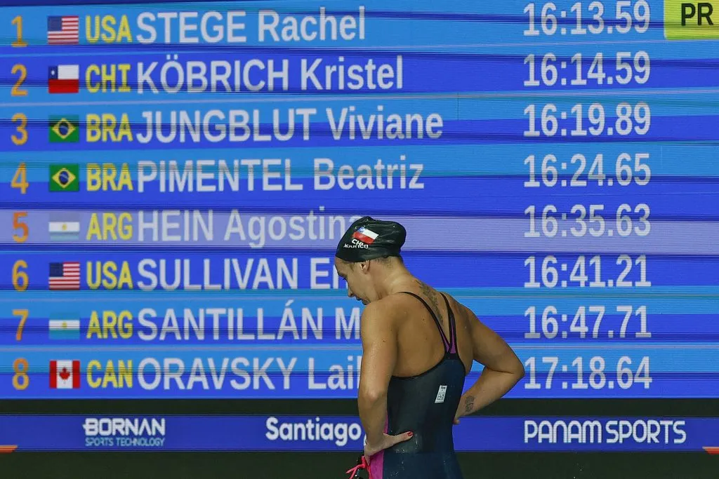 La estadística final de la competencia de los 1.500 metros libre. (Foto de Dragomir Yankovic/Santiago 2023 va Photosport)