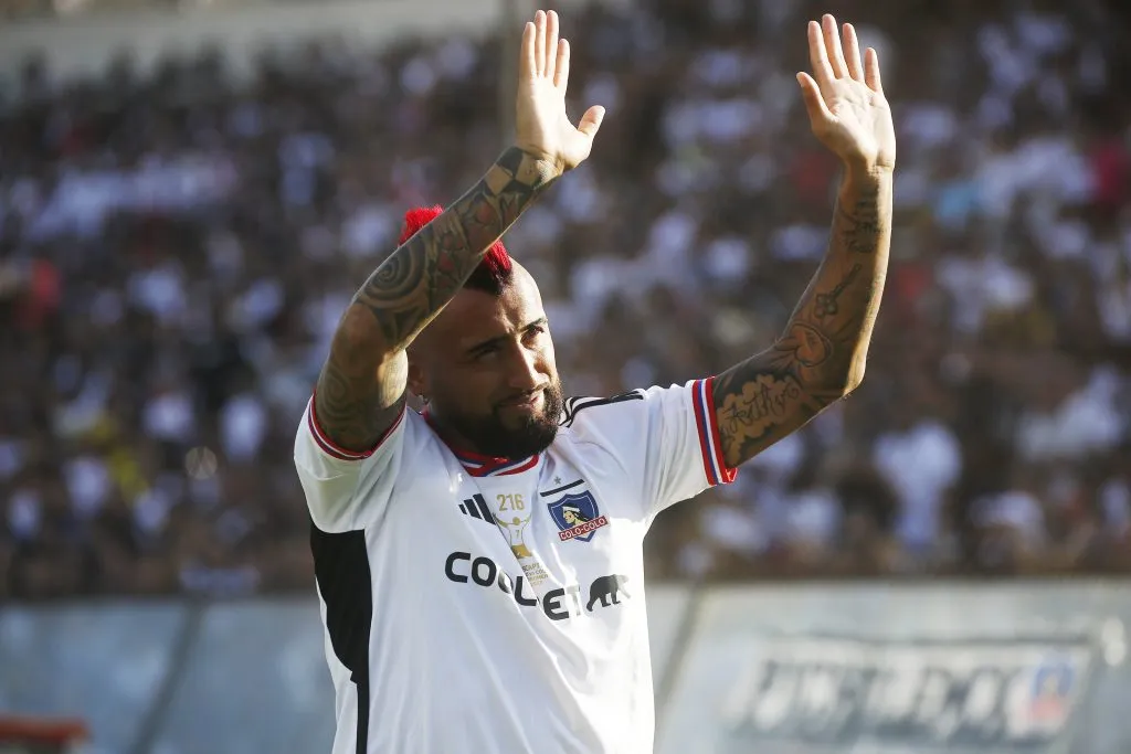 Arturo Vidal saluda al público de Colo Colo en la despedida de Esteban Paredes (Photosport)