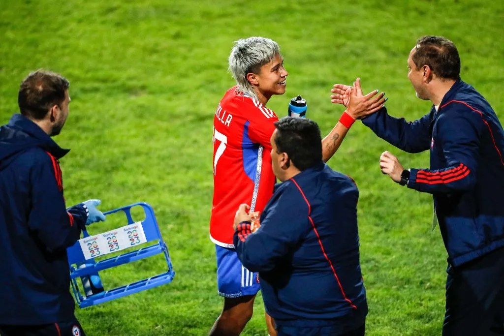 Luis Mena felicita a Fernanda Pinilla, autora del único gol de Chile en la derrota ante México. (Pablo Tomasello/Santiago 2023 vía Photosport).