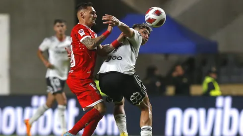 Matías Cavalleri lucha un balón con Carlos Palacios.