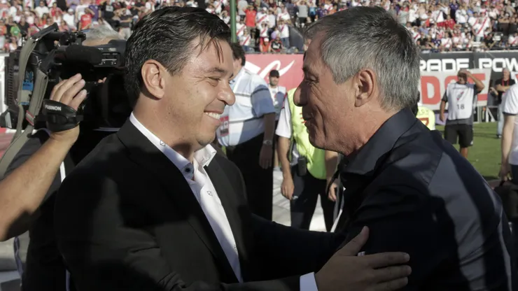 Ariel Holan y Marcelo Gallardo en un partido entre Independiente de Avellaneda y River Plate.