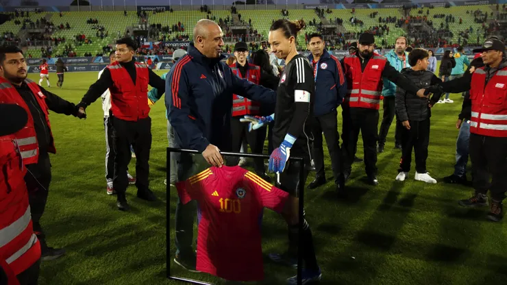Tiane recibió una camiseta por sus 100 partidos