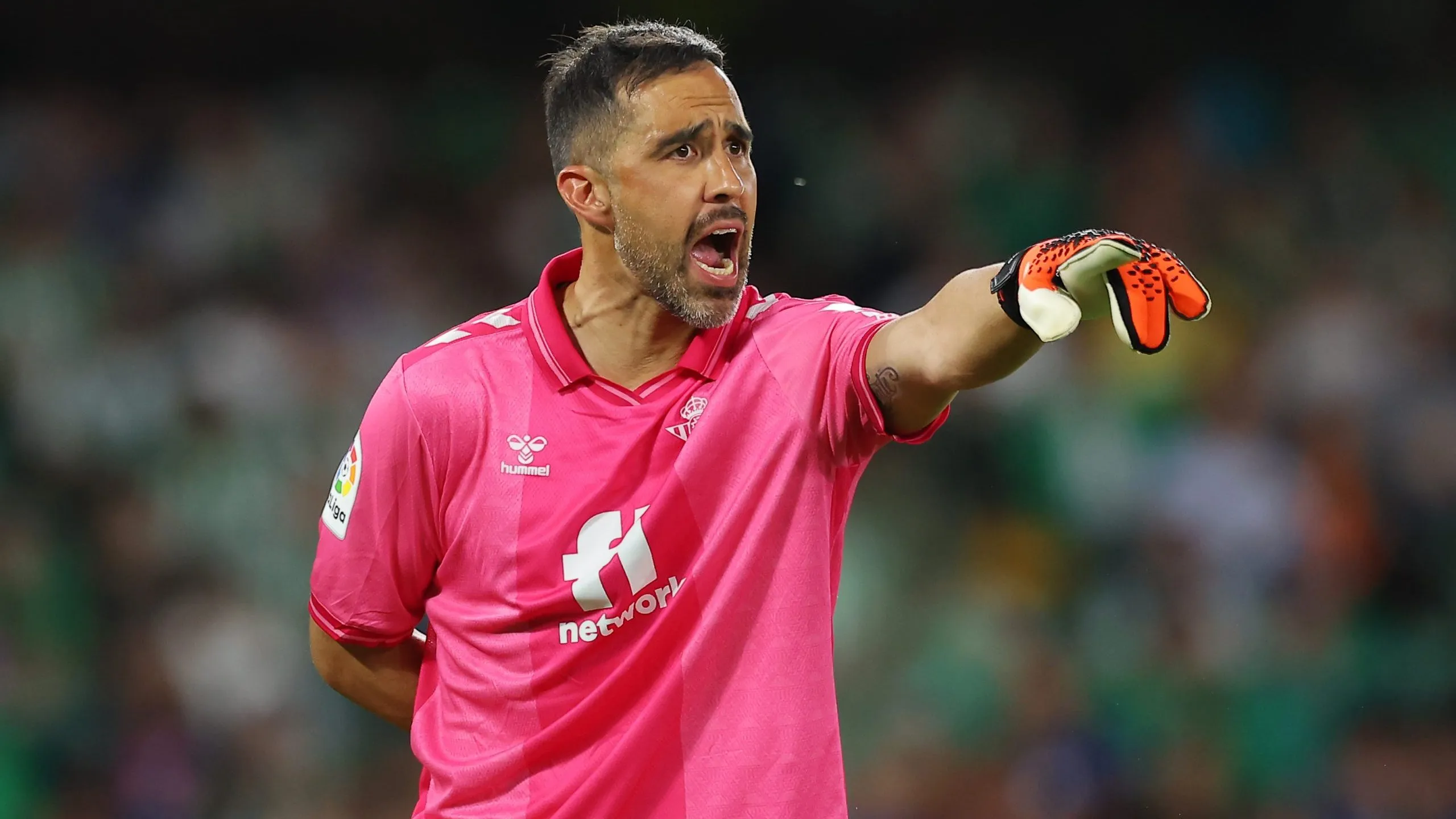 Claudio Bravo es uno de los jugadores chilenos que en la actualidad se desempeña en el fútbol español, en el Real Betis. Foto: Getty Images.