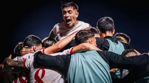 Rodrigo Echeverría celebra con sus compañeros tras la notable remontada de Huracán ante Argentinos Jrs.