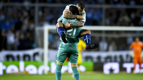 Gabriel Arias y Emiliano Vecchio festejaron así la gran victoria de Racing Club ante Boca Juniors.