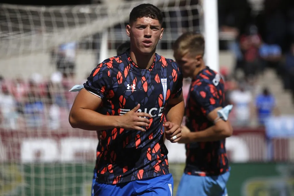 Cristóbal Finch con la indumentaria de Universidad Católica. (Jonnathan Oyarzun/Photosport