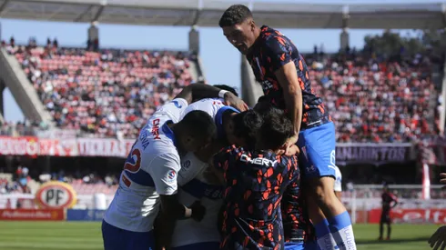 Cristóbal Finch abalanzado en un festejo de la UC. Sus días en la precordillera están contados.