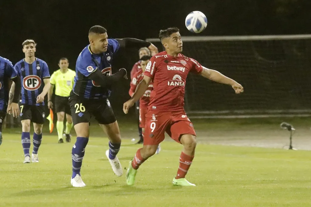 Bastián Roco marca a Nicolás Guerra en un partido entre Huachipato y Ñublense del Campeonato Nacional 2022. (Eduardo Fortes/Photosport)