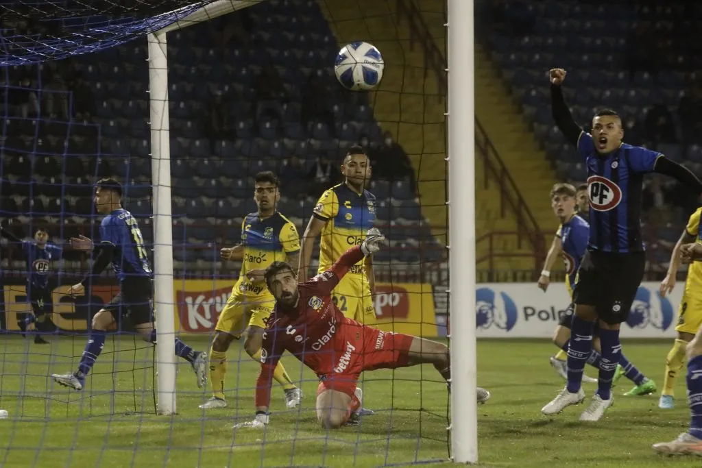 Bastián Roco celebra un gol de Huachipato ante Everton en el Campeonato Nacional 2022. (Eduardo Fortes/Photosport).