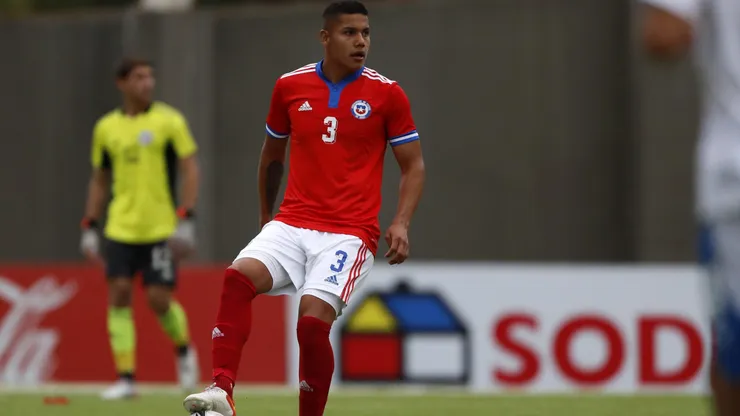 Bastián Roco en acción por la selección chilena Sub 20 en 2022.