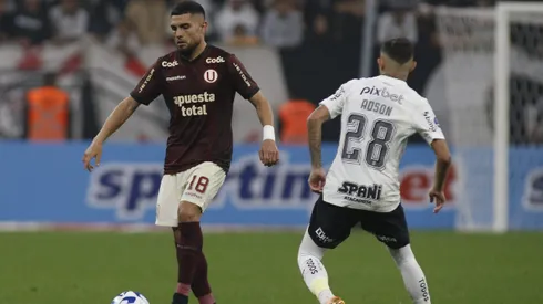 Rodrigo Ureña en acción ante Corinthians por la Copa Sudamericana. El chileno es pieza fundamental en la U de Perú.