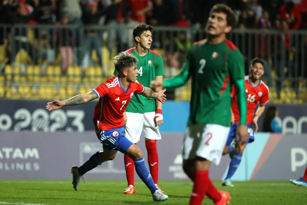 Maxi Guerrero celebra el gol ante México. De fondo, Felipe Loyola también grita la conquista. (Carlos Succo/Santiago 2023 vía Photosport).