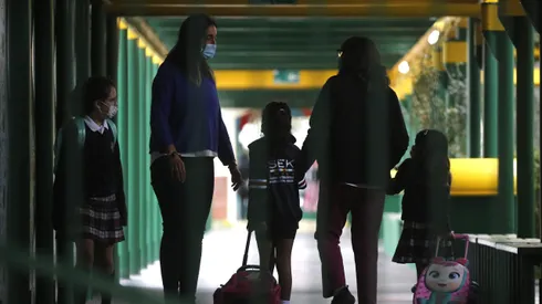 Estudiantes ingresando a un colegio.