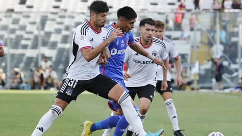 Matías de los Santos marca a Darío Osorio en el Superclásico 193 del fútbol chileno que Colo Colo y la U igualaron sin goles en el Monumental.