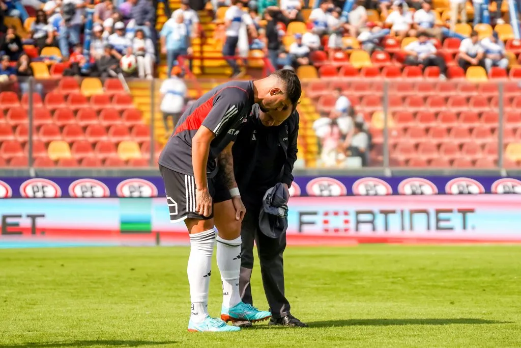 Matías de los Santos le muestra a Cristóbal Sáez la zona de dolor en la rodilla izquierda. Fue en el calentamiento del duelo que Colo Colo igualó 0-0 ante la UC. (Foto: Guille Salazar).