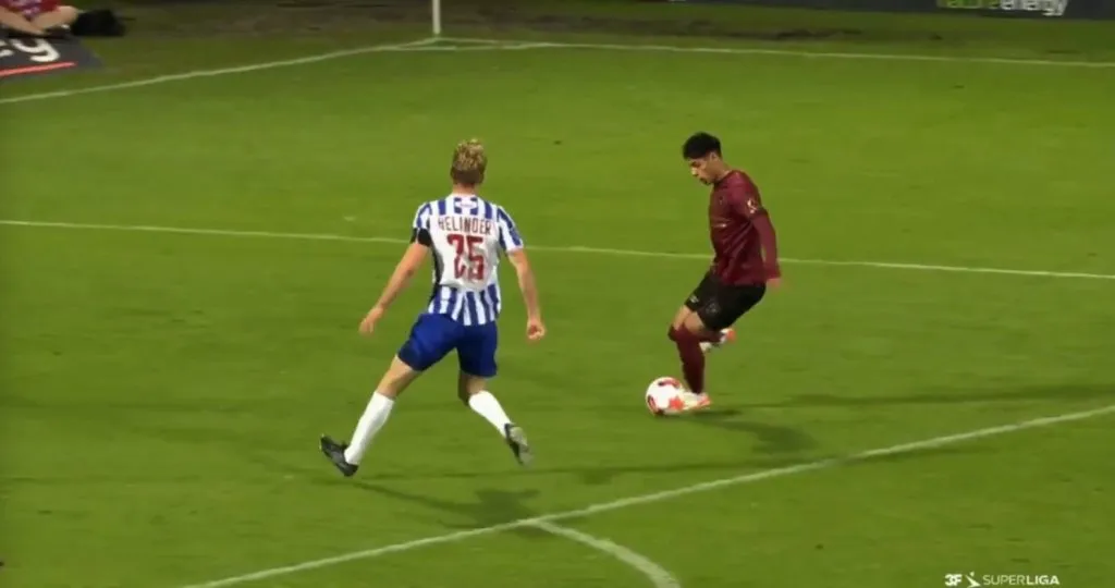 Darío Osorio antes de dar un pase clave en el gol de la victoria de su equipo. (Captura).